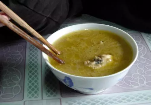 妻子每天背著婆婆吃飯,丈夫惱羞成怒,找到妻子的飯碗,他蒙了