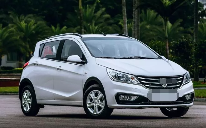 爸送我輛車,小姑子看上讓我給她,我笑著答應,半月後她哭著還車