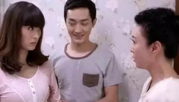 帶女友回家,母親和她睡了一宿,半夜偷偷告訴兒子這個姑娘不能娶