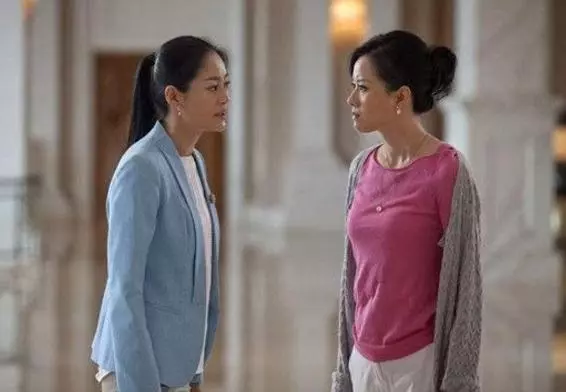 帶女友回家,母親和她睡了一宿,半夜偷偷告訴兒子這個姑娘不能娶