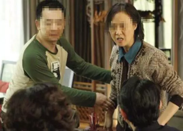 過年回家婆婆看不起老婆,讓她給妯娌讓座,妯娌叫聲老闆婆婆愣了