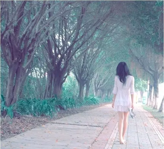 帶男友回家,卻遭母親拚死反對,她拿出一張黑白結婚照,女兒傻了