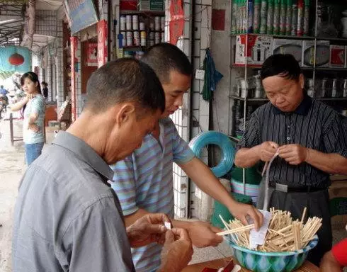 婚後第一次去老婆娘家,總有人在背後指俺,得知真相俺想離婚