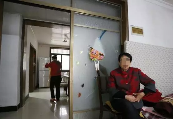 結婚一年,妻子不小心聽到婆婆打電話,妻子默默改了銀行卡密碼