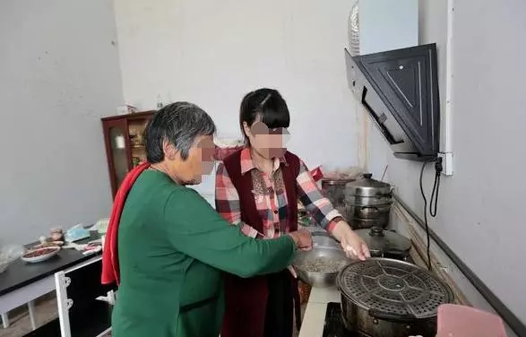 結婚一年,妻子不小心聽到婆婆打電話,妻子默默改了銀行卡密碼