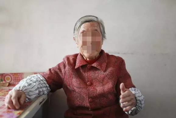 結婚一年,妻子不小心聽到婆婆打電話,妻子默默改了銀行卡密碼