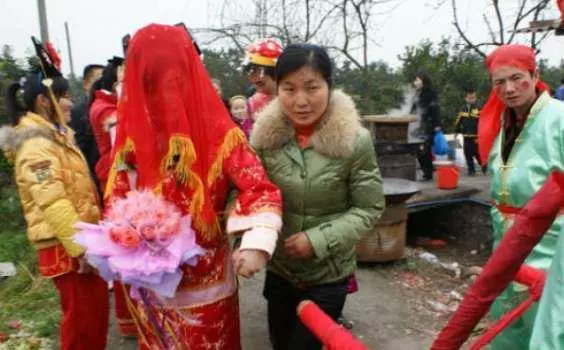 女兒2歲生日,大姑姐送來一金鐲,去了趟洗手間,我冷笑著還給她