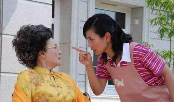 女兒2歲生日,大姑姐送來一金鐲,去了趟洗手間,我冷笑著還給她