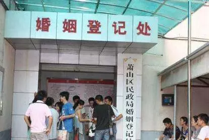 丈夫十三年沒碰妻子一次,丈夫說出離婚,妻子走出民政局喜極而泣