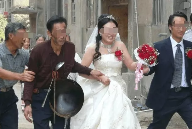 娶城裡姑娘,岳母說不要彩禮,去她家吃了頓飯,我摔了筷子悔婚了