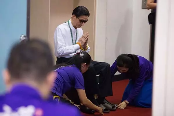 又惹爭議!妙禪被拍到獨享「女信徒左右伺侯」 低頭享受「皇帝般人生」網爆料:妹子超多