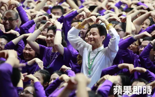 又惹爭議!妙禪被拍到獨享「女信徒左右伺侯」 低頭享受「皇帝般人生」網爆料:妹子超多