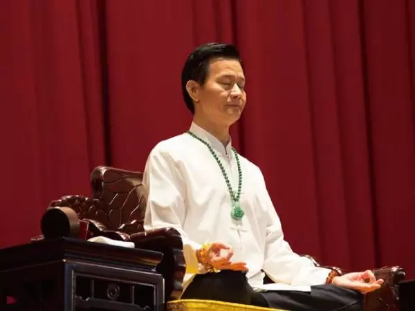 又惹爭議!妙禪被拍到獨享「女信徒左右伺侯」 低頭享受「皇帝般人生」網爆料:妹子超多