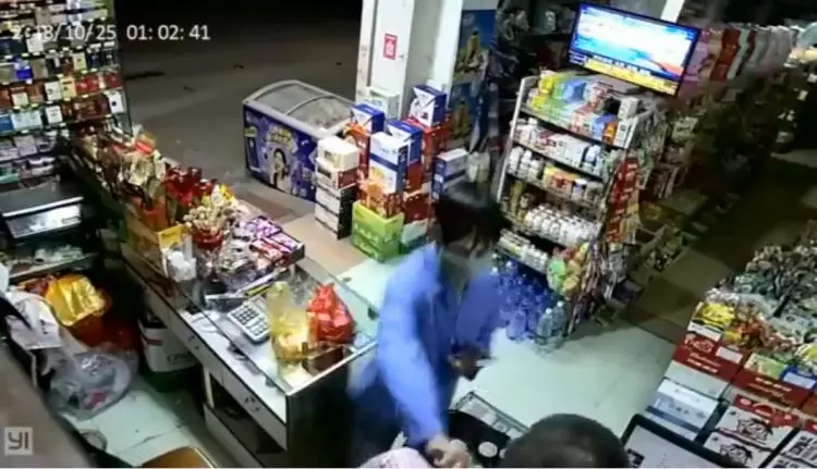 柑仔店遇搶劫!土匪拔刀突刺老闆消失在螢幕… 結局網喊爽快:老闆超夭壽!(影)