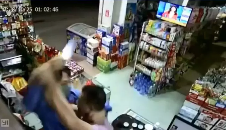 柑仔店遇搶劫!土匪拔刀突刺老闆消失在螢幕… 結局網喊爽快:老闆超夭壽!(影)