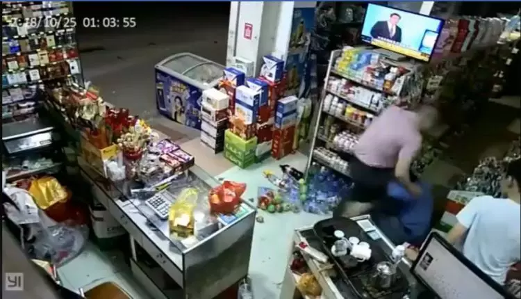 柑仔店遇搶劫!土匪拔刀突刺老闆消失在螢幕… 結局網喊爽快:老闆超夭壽!(影)