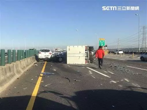 國3一小時連三撞 轎車遭壓毀變廢鐵