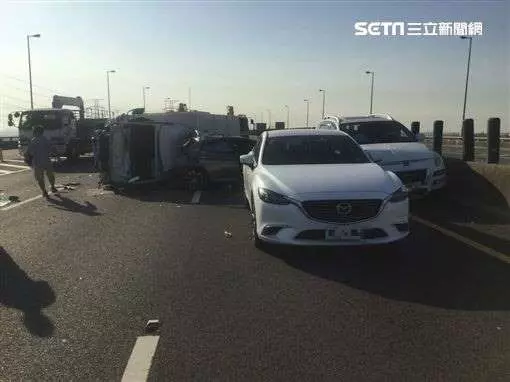 國3一小時連三撞 轎車遭壓毀變廢鐵