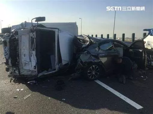 國3一小時連三撞 轎車遭壓毀變廢鐵