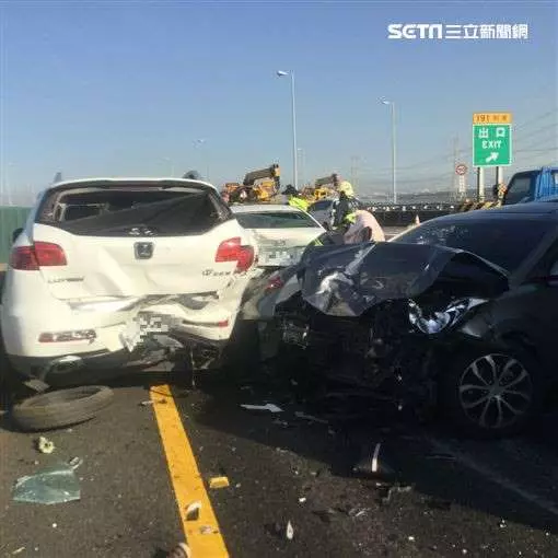 國3一小時連三撞 轎車遭壓毀變廢鐵