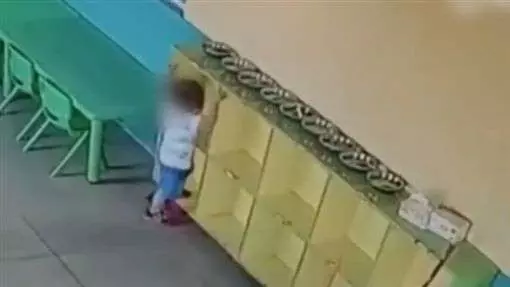 兒遭幼稚園櫃子砸倒 母:心都碎了…