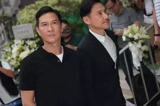 又一名人逝世,轟動港台娛樂圈洪金寶,劉德華帶傷攜妻含淚參加!