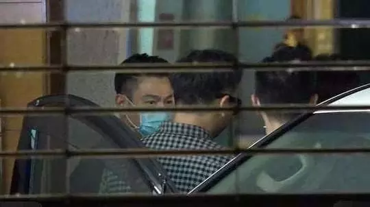 又一名人逝世,轟動港台娛樂圈洪金寶,劉德華帶傷攜妻含淚參加!