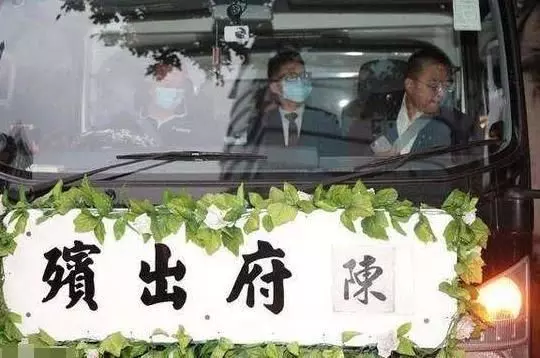 又一名人逝世,轟動港台娛樂圈洪金寶,劉德華帶傷攜妻含淚參加!