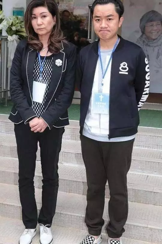 又一名人逝世,轟動港台娛樂圈洪金寶,劉德華帶傷攜妻含淚參加!