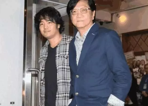 又一名人逝世,轟動港台娛樂圈洪金寶,劉德華帶傷攜妻含淚參加!