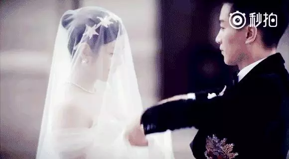 只因裙子布料太薄惹的禍,網友:都遮不住了 !陳妍希太尷尬了!