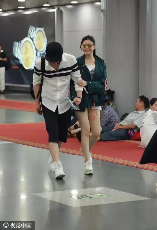只因裙子布料太薄惹的禍,網友:都遮不住了 !陳妍希太尷尬了!