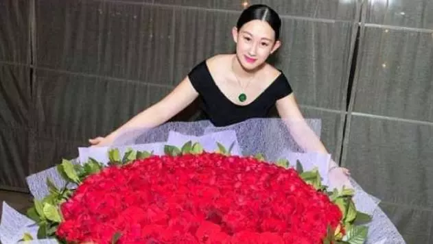 她嫁給大8歲丈夫,8年生了3胎,被丈夫獨寵15年,今成人生贏家!