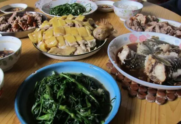 兒帶城裡女友回家吃飯,當面說母親髒,他的做法女友傻了 !