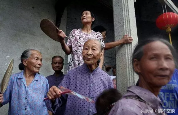 老媽媽打罵女兒,遺產留給小兒子,臨終前看著女兒以手指心而亡!!