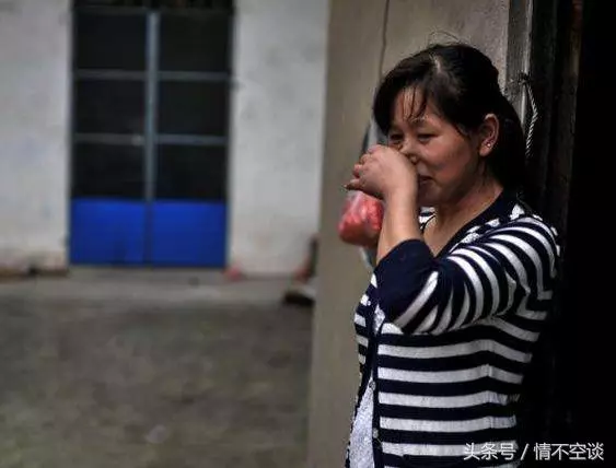 老媽媽打罵女兒,遺產留給小兒子,臨終前看著女兒以手指心而亡!!