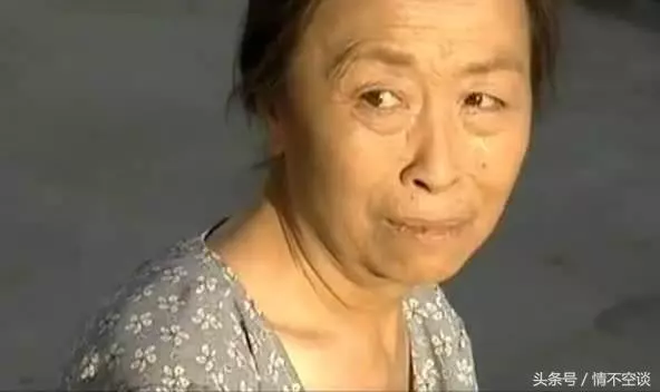 老媽媽打罵女兒,遺產留給小兒子,臨終前看著女兒以手指心而亡!!