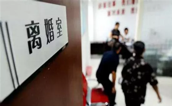 母親生日我去挑金鐲子,服務員對我說一話,回家我就提離婚!