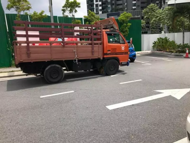 【租羅里開價150上貨後變900令吉】事主氣的報警 警察到場後直接把他們抓上車 原因笑死人 - Andy Lim