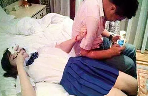 妹子換個位置站吧!穿著透明的裙子對著太陽,被後面的大叔看完了