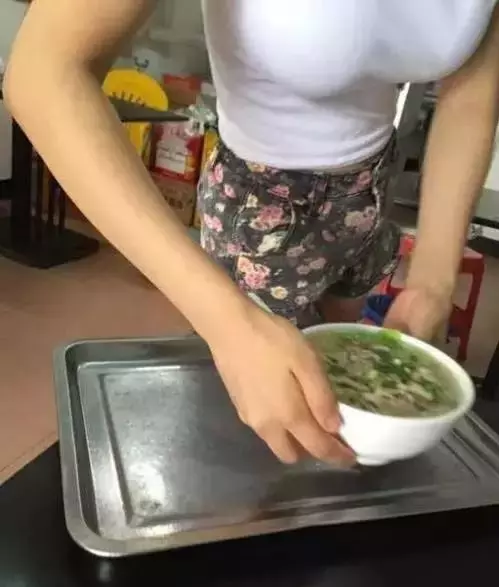 妹子換個位置站吧!穿著透明的裙子對著太陽,被後面的大叔看完了