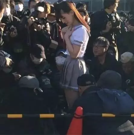 妹子換個位置站吧!穿著透明的裙子對著太陽,被後面的大叔看完了
