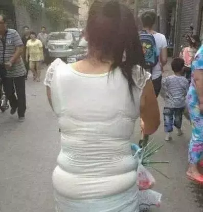 妹子換個位置站吧!穿著透明的裙子對著太陽,被後面的大叔看完了