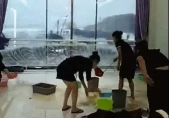 妹子換個位置站吧!穿著透明的裙子對著太陽,被後面的大叔看完了