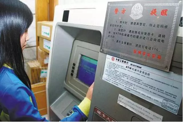 老公離婚給老婆一張60萬銀行卡,回家一查餘額,嚇得手機都掉了