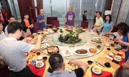 同學聚會,200斤老婆被全班人恥笑,她脫掉外套後,所有人傻了