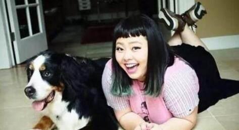 同學聚會,200斤老婆被全班人恥笑,她脫掉外套後,所有人傻了