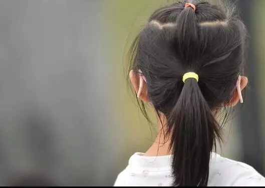 女兒暑假我出差,把她放婆婆家半個月,俺回來一看,砸了婆家