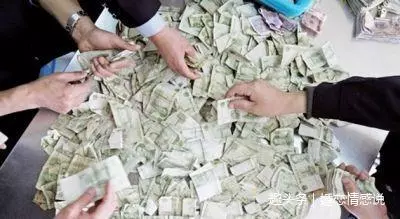女兒考上大學,前岳母送來一袋土豆,老婆嫌棄要扔,打開一看傻了