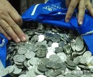 女兒考上大學,前岳母送來一袋土豆,老婆嫌棄要扔,打開一看傻了